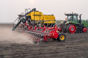 The Väderstad Tempo K high-speed planter pulled my a Fendt track tractor.